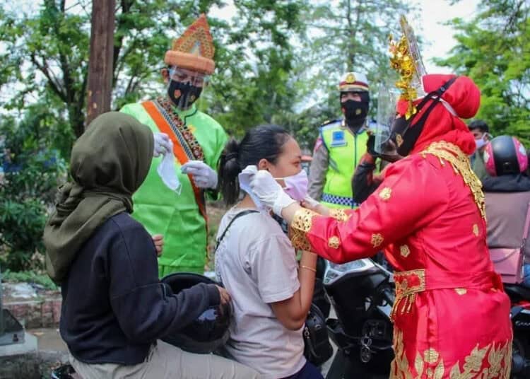 POLISI BAGIKAN MASKER (3)