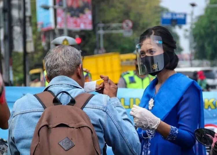 POLISI BAGIKAN MASKER (4)