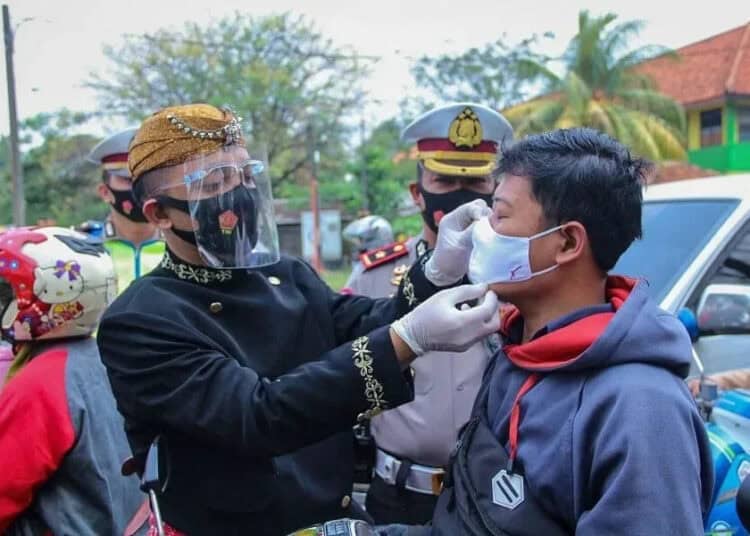 POLISI BAGIKAN MASKER (5)