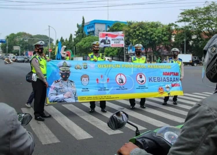 POLISI BAGIKAN MASKER (6)