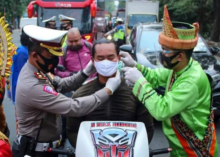 POLISI BAGIKAN MASKER (7)
