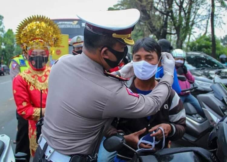 POLISI BAGIKAN MASKER (8)