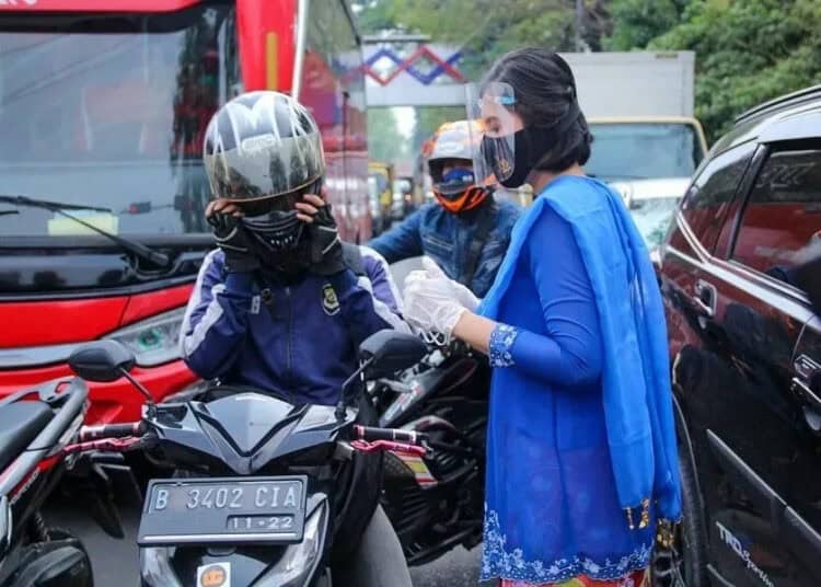 POLISI BAGIKAN MASKER (9)