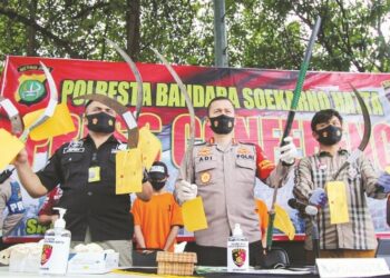 SENJATA TAJAM: Pihak Polresta Bandara Soekarno-Hatta menunjukkan berbagai senjata tajam yang dipergunakan oleh dua kelompok pelajar untuk saling serang, Kamis (13/8). (DEDE KURNIAWAN/SATELIT NEWS)