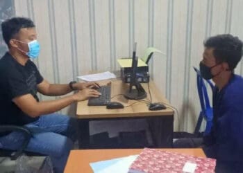 DIINTEROGASI: Satresnarkoba Polres Pandeglang sedang memintai keterangan terhadap pelaku pengedar narkoba di ruang pemeriksaan Satresnarkoba Pandeglang, Kamis (6/8). (NIPAL/SATELIT NEWS)