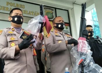 EKSPOSE KASUS: Tiga pelaku penembakan misterius ditangkap aparat Polres Tangsel, Selasa (11/8). (JARKASIH/SATELIT NEWS)