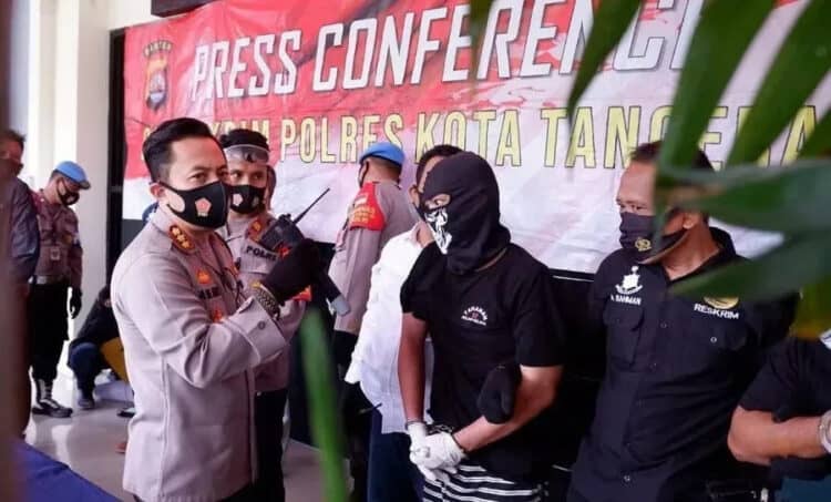 PRESS CONFERENCE: Kapolres Kota Tangerang Kombes Pol Ade Ary Syam Indradi sedang menginterogasi MT, salah satu tersangka kasus pencurian mobil, saat pres rilis di halaman Mapolres Kota Tangerang, Rabu (19/8). (ALFIAN /SATELIT NEWS)
