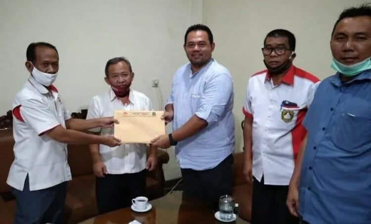 PENYERAHAN SURAT KEPUTUSAN: Sekretaris Umum KONI Banten Sutaryono menyerahkan SK peraturan Porprov VI dan SK Mutasi Atlet kepada Ketua KONI Kota Tangerang Hadi di sekretariat KONI Kota Tangerang, Senin (10/8).  (SATELIT NEWS)