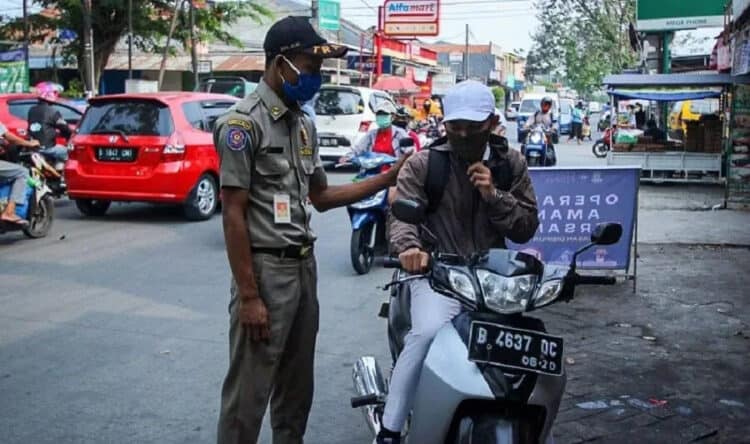 ILUSTRASI: Petugas Satpol PP saat sosialisasi protokol kesehatan dalam rangka PSBB. (DOKUMEN/SATELIT NEWS)