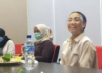 BINCANG SANTAI: Bakal Calon Wakil Walikota Tangsel Rahayu Saraswati Djojohadikusumo saat berbincang santai dengan pimpinan Satelit News dan Tangsel Pos di Intermark, Serpong, Senin (3/8). (DEDDY MAQSUDI/SATELIT NEWS)
