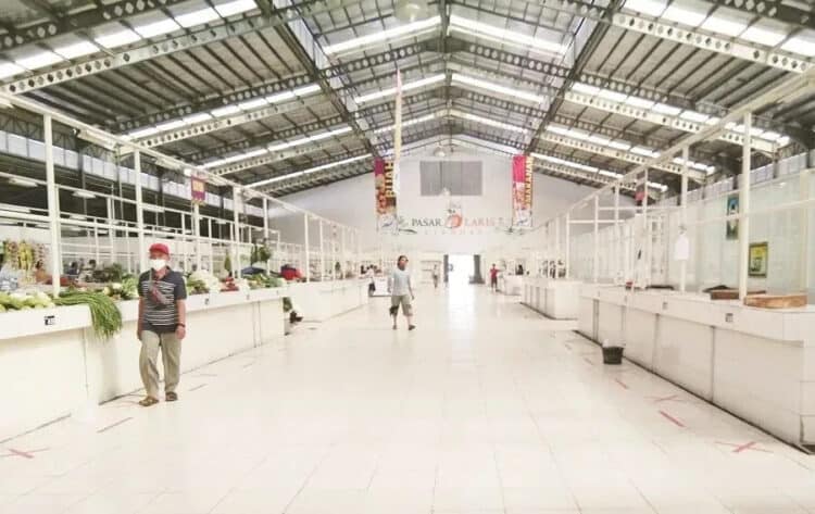 MASIH BELUM RAMAI: Suasana Pasar Laris Cibodas nampak masih belum ramai pembeli. Lokasi ini rencananya akan diisi oleh pedagang yang berasal dari Pasar Jatiuwung, Rabu (5/8). (ISTIMEWA)