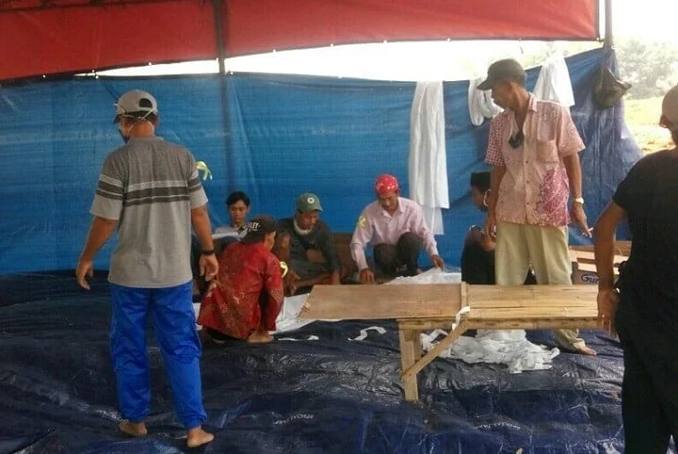 GALI MAKAM: Sejumlah warga Desa Kaduagung Tengah, Kecamatan Cibadak, saat ikut serta membantu menggali makam yang direlokasi akibat pembangunan jalan Serang - Panimbang. (MULYANA/SATELIT NEWS)