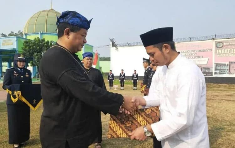 REMISI: Kepala Seksi Pelayanan Tahanan Rutan Kelas I Tangerang, David Sipahutar secara simbolis memberikan map remisi kepada salah satu Warga Binaan Rutan Kelas I Tangerang,  Kecamatan Jambe, beberapa waktu lalu. (DOK/SATELIT NEWS)