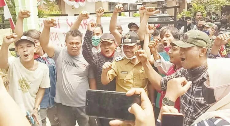 TENGAHI SENGKETA: Wakil Walikota Tangerang Sachrudin saat menemui massa di kantor Kecamatan Pinang, Senin (24/8). (IRFAN/SATELIT NEWS)