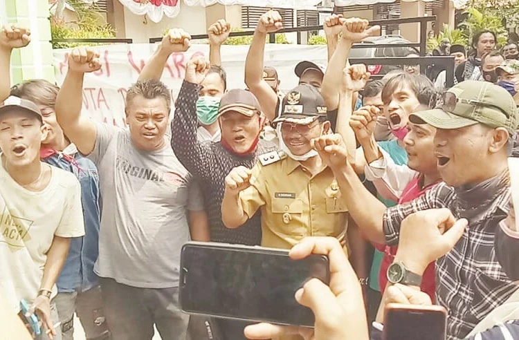 TENGAHI SENGKETA: Wakil Walikota Tangerang Sachrudin saat menemui massa di kantor Kecamatan Pinang, Senin (24/8). (IRFAN/SATELIT NEWS)