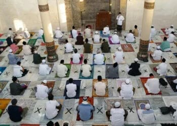 JAGA JARAK: Warga Kabupaten Pandeglang sedang melaksanakan Salat Idul Adha di Masjid Agung Ar-Rohman Kabupaten Pandeglang dengan jaga jarak. (NIPAL/SATELIT NEWS)