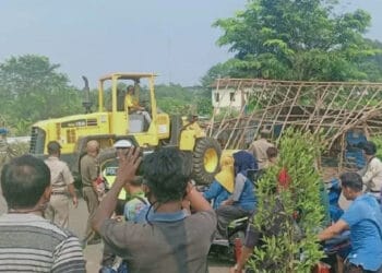 PENERTIBAN PKL : Anggota Satpol PP Kabupaten Tangerang sedang membongkar lapak PKL yang berada di sekitaran Terminal Sentiong, Kecamatan Balaraja,  Senin (3/8). (ALFIAN / SATELIT NEWS)