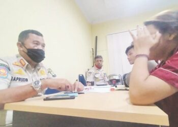 DIDATA: Petugas Satpol PP Kota Tangerang mendata wanita yang terjaring razia, beberapa waktu lalu. (DOK/SATELIT NEWS)