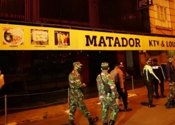 RAZIA GABUNGAN: Petugas gabungan melakukan razia tempat hiburan malam di kawasan BSD Serpong, beberapa waktu lalu. (JARKASIH/SATELIT NEWS)