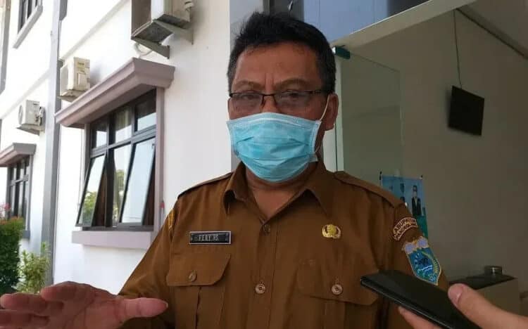 DIWAWANCARAI: Sekda Pandeglang, Pery Hasanudin saat diwawancara wartawan di halaman depan Setda Pandeglang, Rabu (12/8). (NIPAL/SATELIT NEWS)