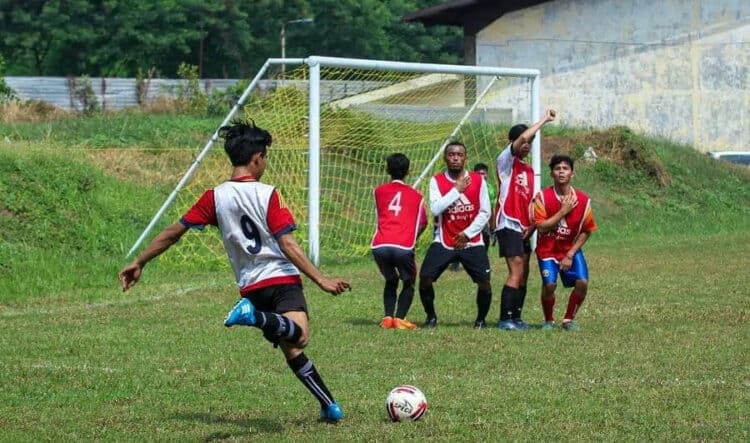 SELEKSI LANJUTAN: Para pemain saat mengikuti seleksi Persikota di Lapangan Argo Pantes, Kota Tangerang. (DOK/SATELIT NEWS)