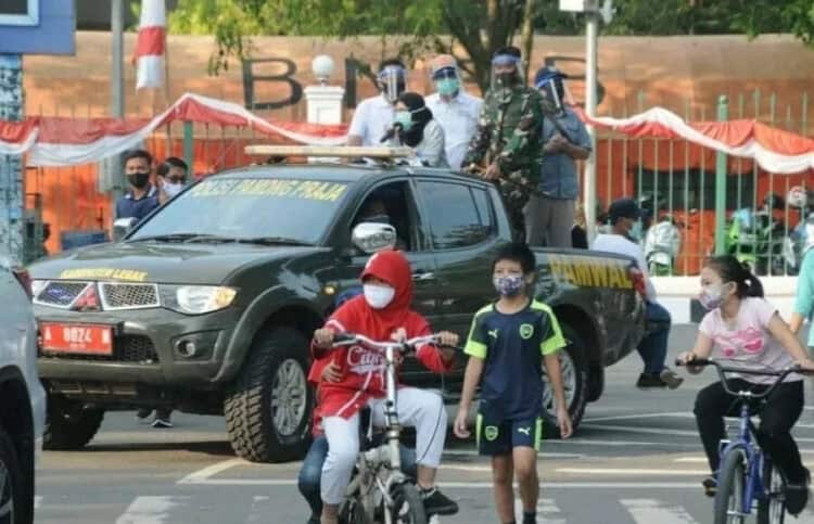 SOSIALISASI PERBU 28/2020: Bupati Lebak Iti Octavia Jayabaya bersama Forkominda Lebak saat melakukan sosialisasi Perbup Nomor 28 tahun 2020 tentang kebiasaan baru di masa Pandemi Covid-19, di Alun-alun Rangkasbitung, Minggu (16/8). (MULYANA/SATELIT NEWS)