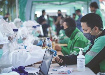 SWAB TEST: Pengojek daring saat mengikuti swab tes oleh Dinas Kesehatan Provinsi Banten beberapa waktu lalu. (DOK/SATELIT NEWS)