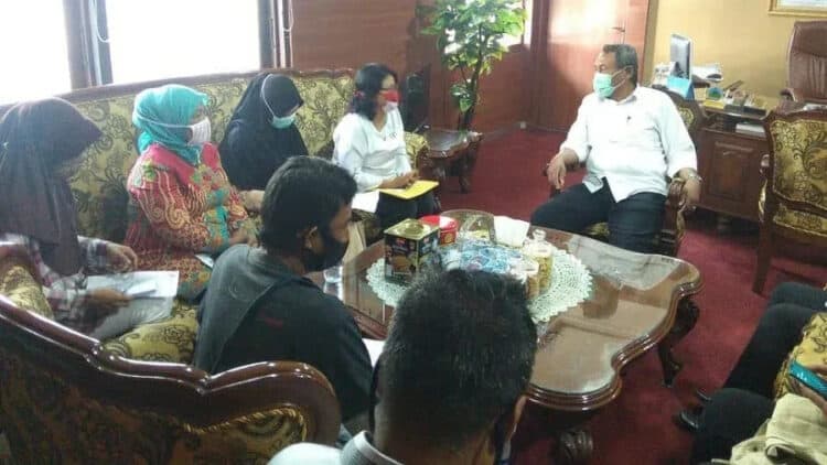TEMUI WABUP SERANG: Sejumlah warga dan tenaga kesehatan di Pulau Tunda, Desa Wargasara, Kecamatan Tirtayasa, Kabupaten Serang saat menemui Wakil Bupati Serang Pandji Tirtayasa, Kamis (6/8). Kadatangan mereka untuk menyampaikan aspirasi dan meminta kebutuhan masyarakat berkenaan dengan kesehatan, listrik dan permasalahan lainnya, dapat segera dipenuhi. (SIDIK/SATELIT NEWS)