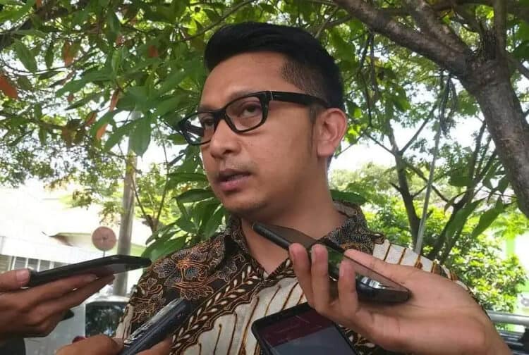 DIWAWANCARAI: Wabup Pandeglang, Tanto Warsono Arban, sedang diwawancarai wartawan usai menghadiri pernikahan salah seorang warga di Kabupaten Pandeglang, Minggu (23/8). (NIPAL/SATELIT NEWS)