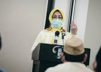PERTAHANKAN JUARA UMUM: Walikota Tangsel Airin Rachmi Diany saat memberikan sambutan pada pelepasan kafilah MTQ Banten di Hotel Santika BSD, Minggu (9/8). (ISTIMEWA)