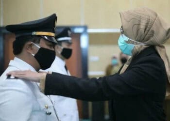 PELANTIKAN: Walikota Tangsel Airin Rachmi Diany saat melantik sebanyak 41 pejabat pengawas, administrator, dan Kepala UPT Kesehatan lingkup Pemkot Tangsel, di Ruang Blandongan, Balaikota Tangsel, Ciputat, Selasa (11/8). (ISTIMEWA)
