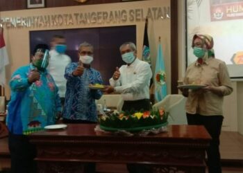 PERAYAAN HUT KOPERASI : Wali Kota Tangsel Airin Rachmi Diany merayakan HUT Koperasi ke-73 di Puspemkot Tangsel, Selasa (4/8). (ISTIMEWA)