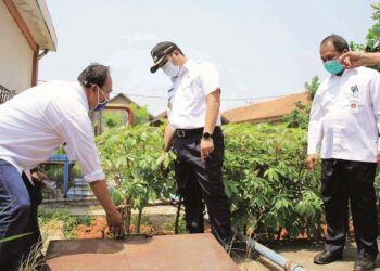 PERIKSA LINGKUNGAN PUSKESMAS: Walikota Tangerang Arief Wismansyah saat memeriksa lingkungan Puskesmas. (ISTIMEWA)