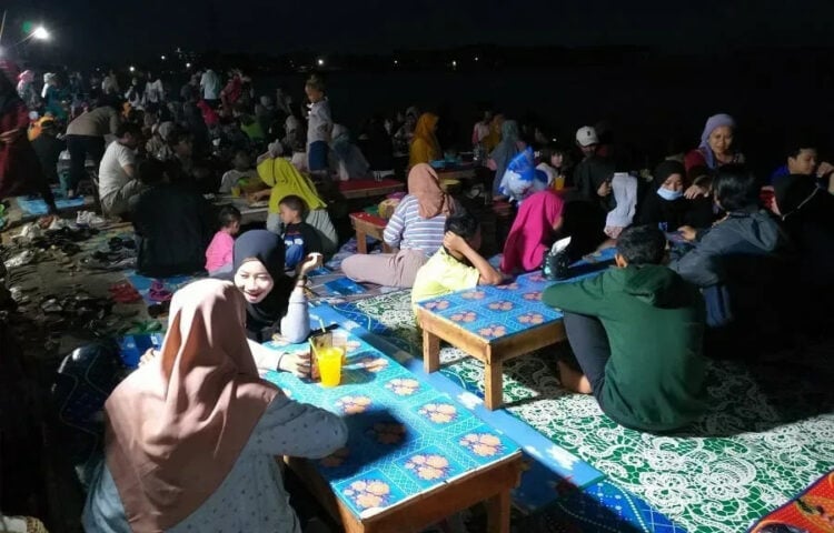 BERJUBEL: Pengujung wisata kuliner pantai Batako di Desa Teluk, Kecamatan Labuan, terlihat berjubel, Sabtu (1/8). (NIPAL/SATELIT NEWS)