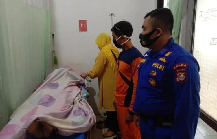 TERSERET OMBAK: Seorang wisatawan asal Kabupaten Pandeglang, diketahui meninggal dunia akibat terseret gelombang tinggi di Pantai Karang Suraga, Kecamatan Cinangka‎, Kabupaten Serang, Minggu (2/8). (SIDIK/SATELIT NEWS)