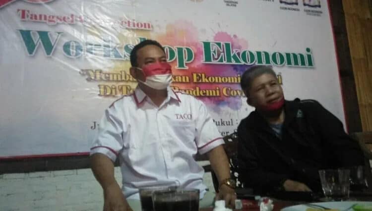 WORKSHOP: Ketua Tangsel Connection Hartono Aarsito didampingi Sekretarisnya Ismedi saat memberikan keterangan kepada awak media. (JARKASIH/SATELIT NEWS)