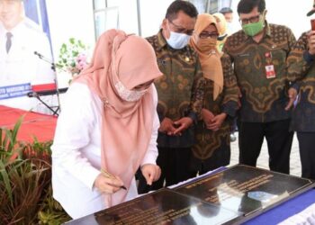 TANDA TANGAN: Bupati Pandeglang Irna Narulita didampingi jajarannya saat meresmikan Puskesmas dengan mendatangani prasasti, Kamis (3/9). (NIPAL/SATELIT NEWS)
