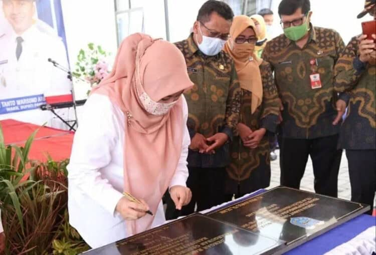 TANDA TANGAN: Bupati Pandeglang Irna Narulita didampingi jajarannya saat meresmikan Puskesmas dengan mendatangani prasasti, Kamis (3/9). (NIPAL/SATELIT NEWS)