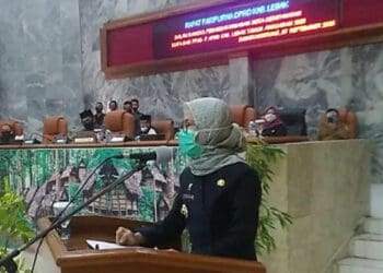 MARAH:  Bupati Lebak Iti Octavia saat mengelaurkan amarahnya kepada anggota DPRD Lebak Musa Weliansyah di sela rapat paripurna pembahasan Penandatangan Nota kesepakatan KUPA dan PPAS-P APBD Kabupaten Lebak Tahun Anggaran 2020, di ruang rapat dewan setempat, Senin (7/9). (MULYANA/SATELIT NEWS)