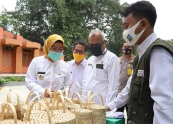 PELATIHAN PERAJIN: Bupati Serang Ratu Tatu Chasanah menghadiri kegiatan Industri Agro, Kikia, Tekstil dan Aneka Industri, di Kecamatan Bandung, Rabu (2/8). (SIDIK/SATELIT NEWS)