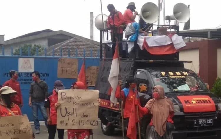 Lima Bulan Dirumahkan Tanpa Digaji, Puluhan Buruh Unjuk Rasa