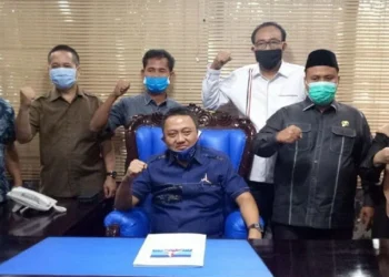 SEGERA GELAR MUSCAB: Plt Ketua DPC Partai Demokrat Kabupaten Serang, Yayan Alfian, bersama jajaran pengurus lainnya. (ISTIMEWA)