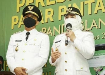 INOVASI: Bupati Pandeglang Irna Narulita didampingi Wabup Pandeglang Tanto Warsono Arban dalam suatu acara, beberapa waktu lalu. (DOK/SATELIT NEWS)