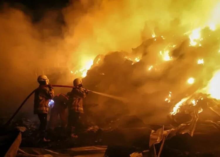 Gudang Limbah Busa di Pasar Kemis Terbakar