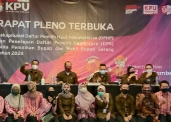 RAPAT PLENO TERBUKA: KPU Kabupaten Serang saat menggelar Rapat Pleno Terbuka Rekapitulasi Daftar Pemilihan Hasil Pemutakhiran (DPHP), Sabtu (12/9). ‎ (ISTIMEWA)