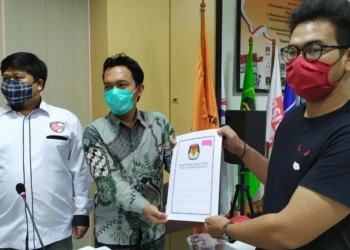 DAFTAR: KPU kota Tangerang Selatan menerima paslon Bambang Sudiyono-Indrawati pada Minggu (6/9) malam. (JARKASIH/SATELIT NEWS)
