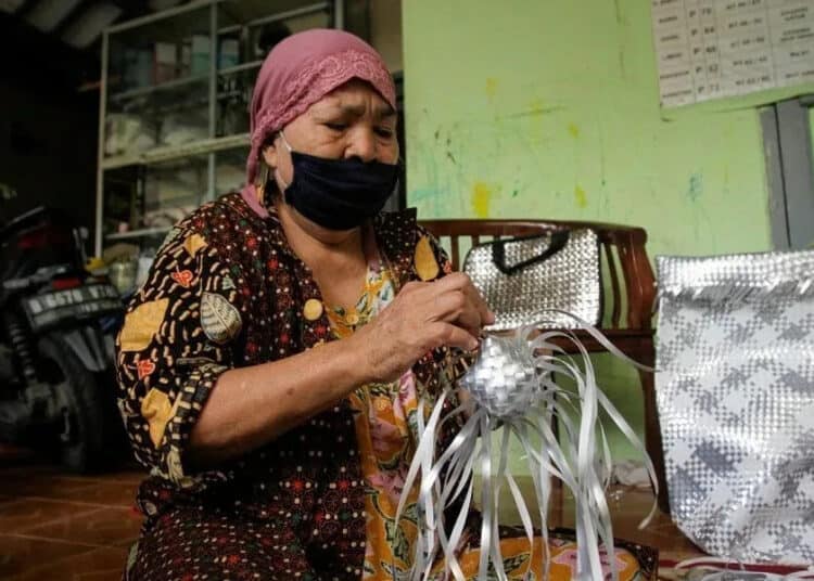 Aksesoris Berbahan Limbah Plastik