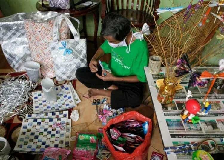 Aksesoris Berbahan Limbah Plastik