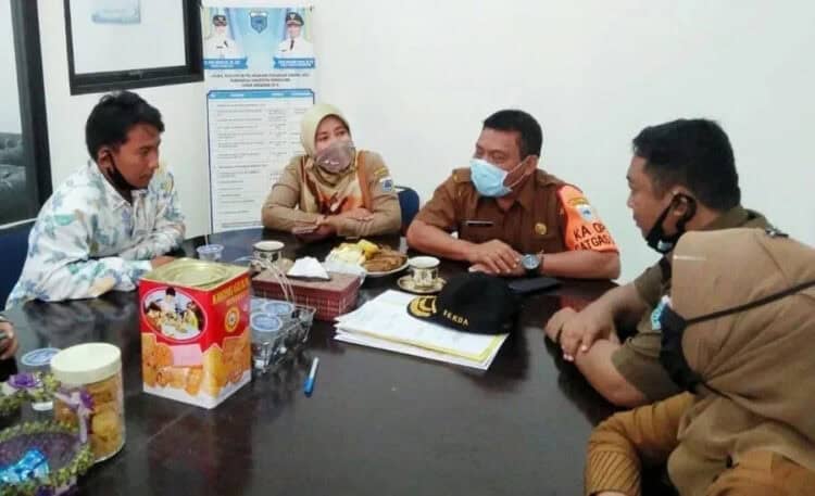 BERBINCANG: Sekda Pandeglang, Pery Hasanudin didampingi jajarannya saat berbincang dengan peselancar Pandeglang dan jajaran PSOI Banten di Ruang Rapat Asisten Administrasi Umum, Senin (7/9). (NIPAL/SATELIT NEWS)