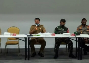 PIMPIN RAPAT: Sekretaris Daerah Kabupaten Tangerang Moch Maesyal Rasyied sedang memimpin rapat pembukaan rumah singgah Graha Anabatic, Senin (7/9). (ALFIAN/SATELIT NEWS)